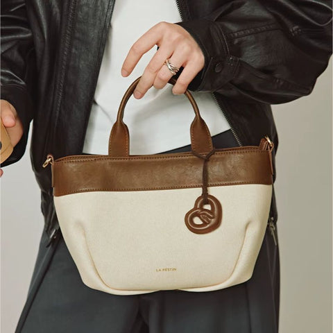 Bolsa Tiracolo Feminina Pequena de Couro Bege Croissant