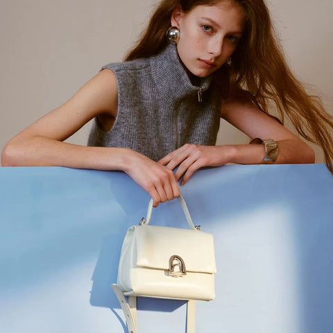 Bolsa Tiracolo Off White Feminina Pequena de Couro Maria