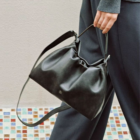 Bolsa Transversal Feminina Média de Couro Preta Brioche