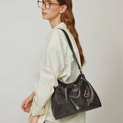 Bolsa Transversal Feminina Média de Couro Preta Brioche